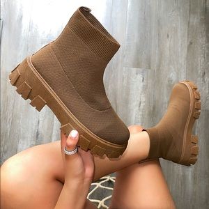 SIZE & FIT
Heel Height Approx: 2.5
Stretch Material
WIDE Ankle APPROVED
Pull On